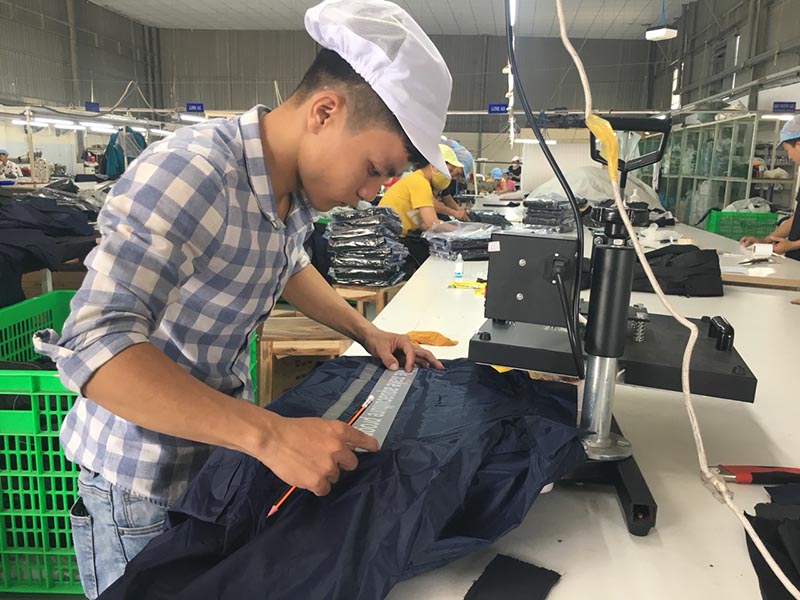 Việt Tỷ là đơn vị có xưởng sản xất áo mưa chuyên nghiệp và chất lượng uy tín trên thị trường.