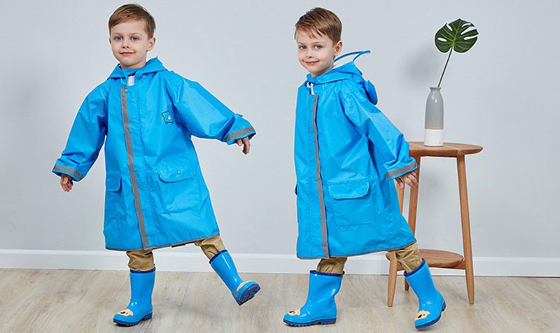 Áo mưa trẻ em có chất liệu đảm bảo sẽ giúp bảo vệ trẻ khỏi nhiều bệnh về da, đường hô hấp,…
