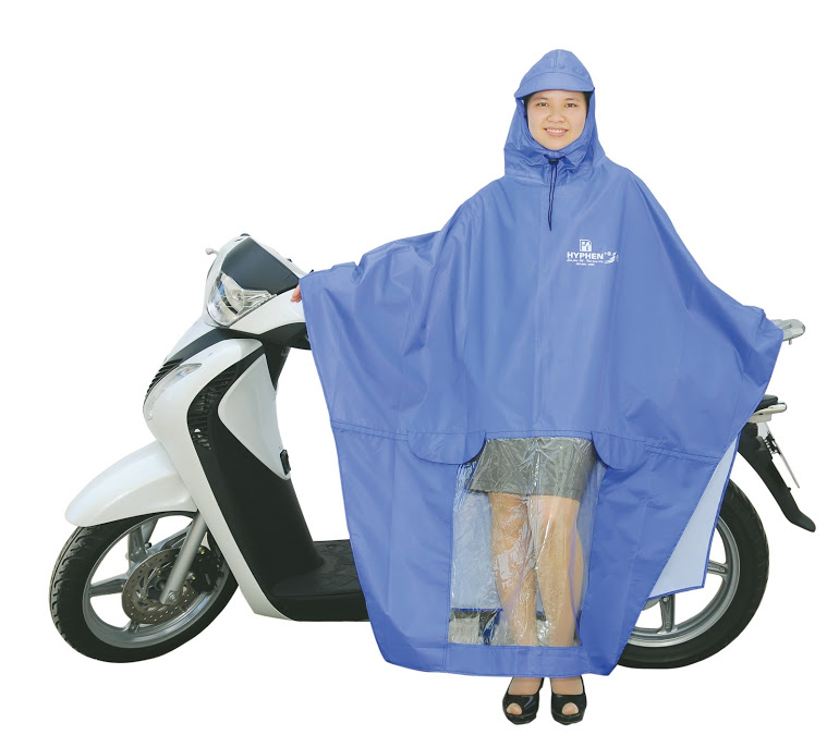 Áo mưa là đồ dùng được sử dụng rất nhiều tại Việt Nam khi tham gia giao thông